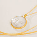 COLLAR LUNA CONCHA BAÑO EN ORO