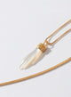 Collar mano de mago en concha dorado