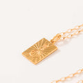 COLLAR PLACA NUMERO 8 BAÑO EN ORO